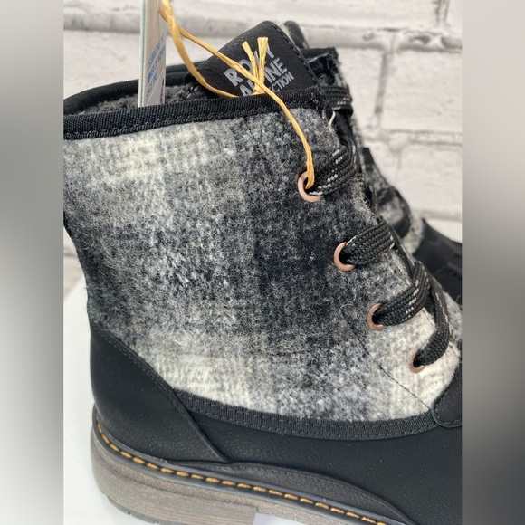 Roxy Hail Ya Black Plaid Flannel Waterproof Lined Ankle Boots size 9.5 NEW - Picture 3 of 12